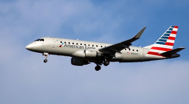 Embraer 175 (N420YX) - On final is this 2014 American Airlines Eagle Embraer ERJ 170-200LR from the Autumn of 2020.