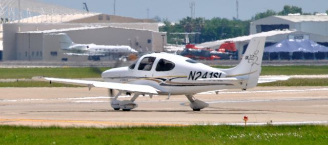 Cirrus SR-22 (N241SL)