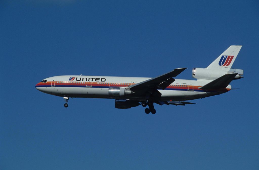 McDonnell Douglas DC-10 (N1855U) - Final Approach to Narita Intl Airport Rwy34 on 1991/08/17