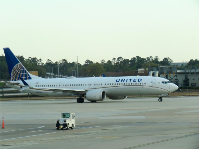 Boeing 737 MAX 9 (N37506) - UAL1461br /IAH-SALbr /03/15/2025