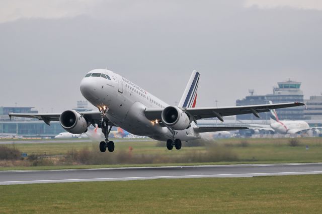 Airbus A319 (F-GRXL) - AFR1169 returning to Paris CDG