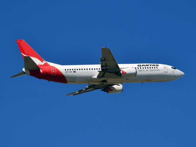 BOEING 737-400 (VH-TJE) - Getting airborne off runway 23. Thursday 12th April 2012.
