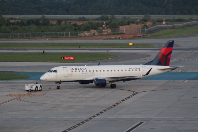 Embraer 175 (N230JQ)