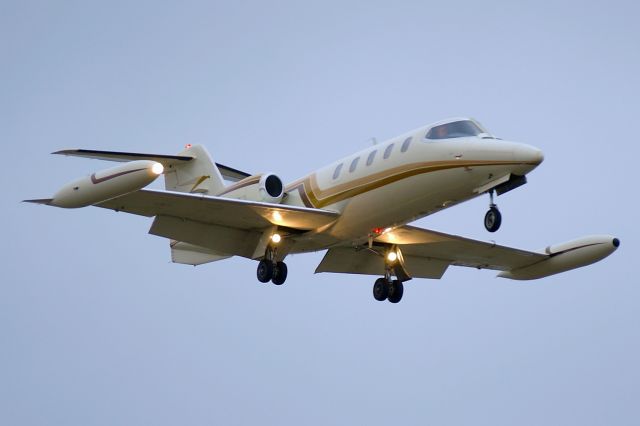 Learjet 25 (N15ER) - 12R approach