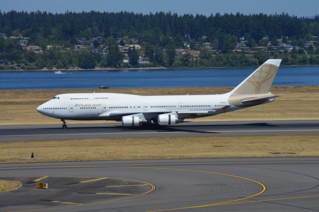 Boeing 747-400 (N322SG) - GTI8515 arriving on 28R from Victorville (KVCV/VCV) to pick up FC Barcelona.