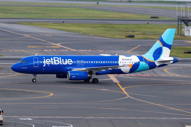 Airbus A320 (N520JB) - "Blue Velvet" taxing to the gate...