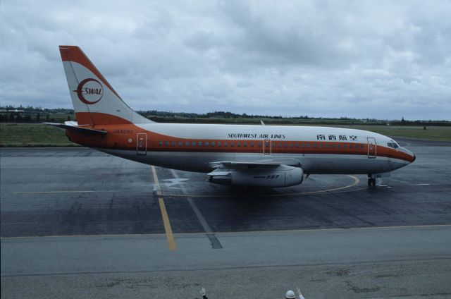 Boeing 737-200 (JA8282) - Taxing at Okinawa-Miyako Airport on 1992/02/08