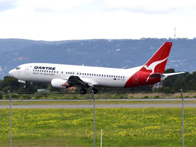 BOEING 737-400 (VH-TJS) - A Qantas old girl about to put down on runway 05. Thursday 12th July 2012.