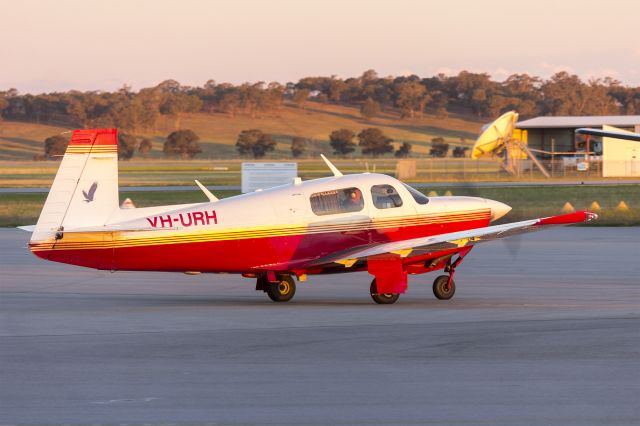 Mooney M-20 (VH-URH) - Main Gear Pty Ltd (VH-URH) Mooney M20J taxiing at Wagga Wagga Airport.