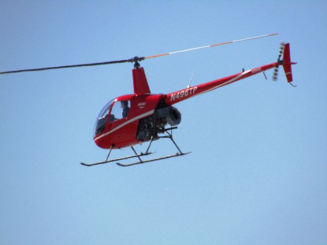 Robinson R-22 (N496TP) - Landing at Santa Ana