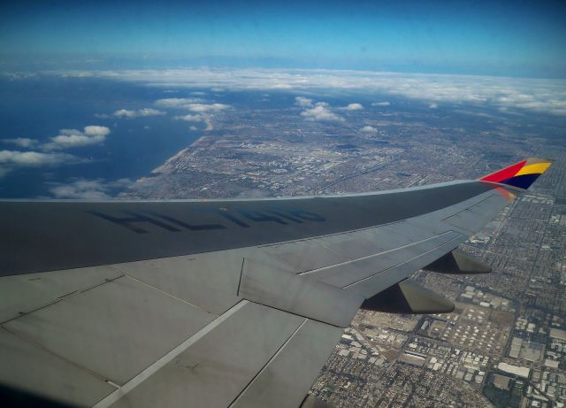 Boeing 747-400 (HL7418) - Took off into the East from LAX, did a 180 degree turn back towards the Pacific, and now banking to the Northwest to make the 13 hour trip across the Pacific to Seoul on Asiana 747-48E HL7418. Oct 18, 2012. LAX is visible to the left of the winglet and just above the center of the wing.