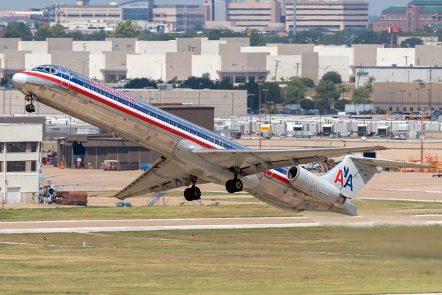 McDonnell Douglas MD-83 (N9616G) - N9616G performing what was by far the most spectacular departure of the Roswell boneyard-bound American Super 80s. The Mad Dog waves goodbye to DFW!