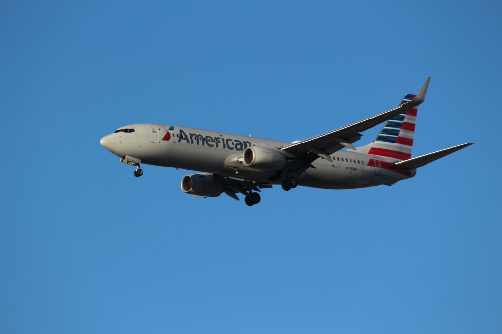 Boeing 737-800 (N918NN) - Landing 28C