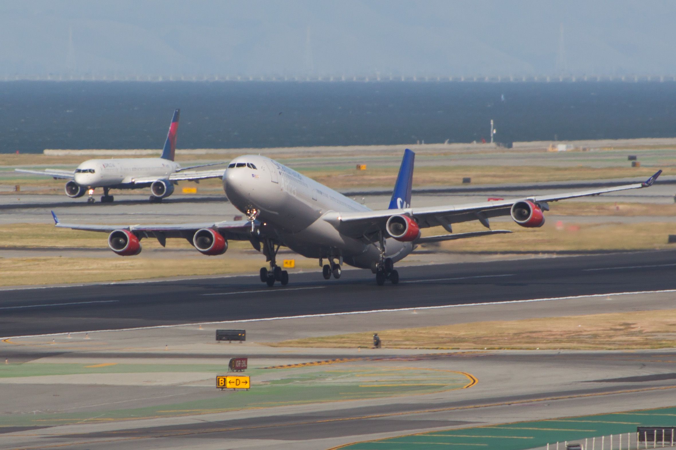 Airbus A340-300 (LN-RKG)