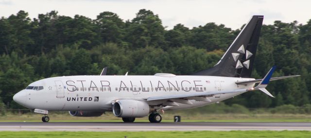 Boeing 737-700 (N13720) - United Airlines Star Alliance B737 that was involved in an incident at ORD not more than 2 weeks ago leaving IAH off RWY 9 to IAD as UA676.