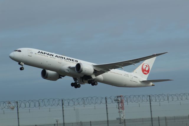Boeing 787-9 Dreamliner (JA868J) - A Japan Airlines B787-9 taking off from LHR on runway 27L.br /br /Location: Heathrow T5 Planespotting Point.br /Date: 12.10.22 (dd/mm/yy).