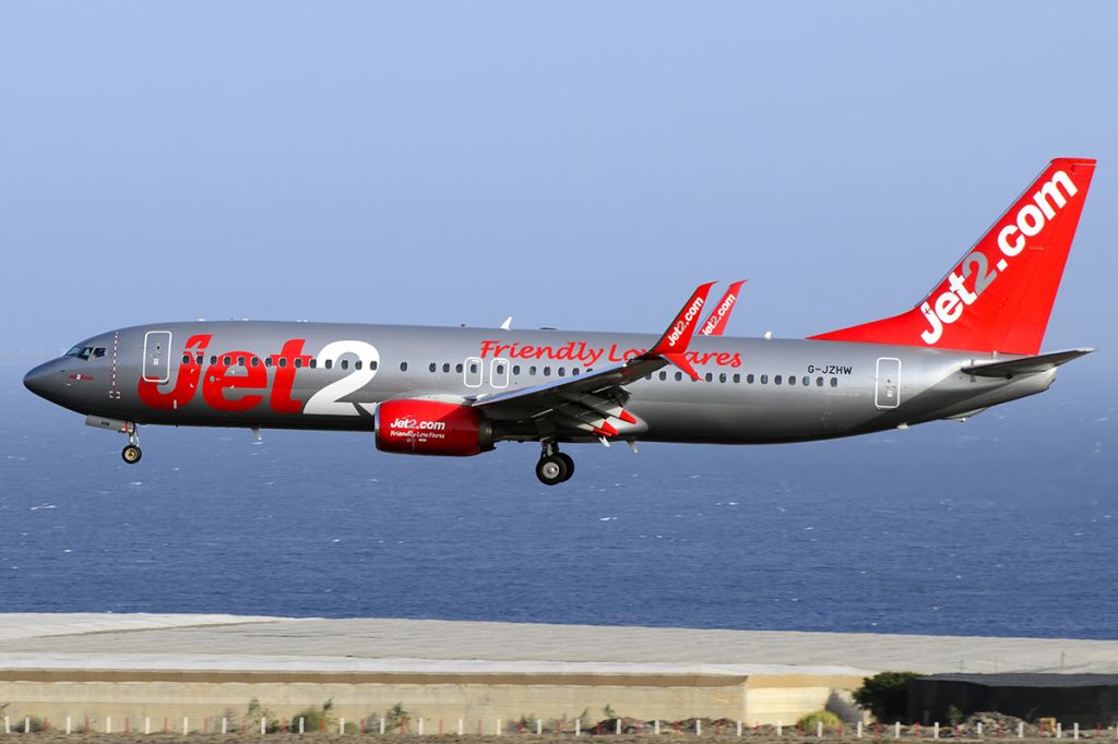Boeing 737-700 (G-JZHW)