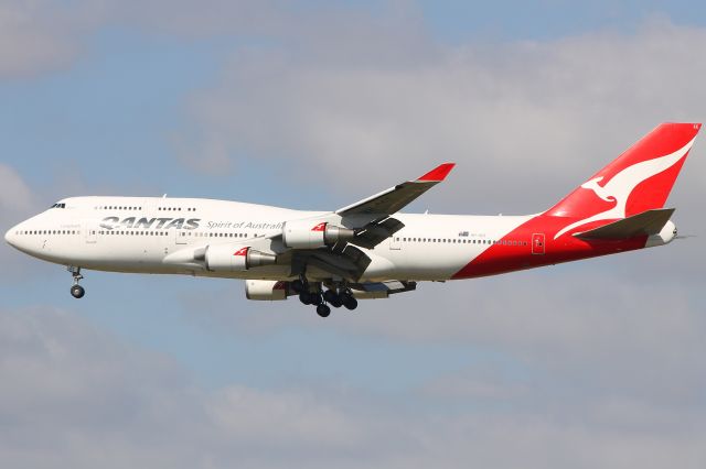 Boeing 747-400 (VH-OEE) - VH-OEE Qantas Boeing 747-400ER 'Nullarbor' landing in Barcelona at 13:29 on Tuesday 08/10/19 on flight QF6031 from Malta whilst operating a round-the-world tour for an Australian tour operator called Constellation Journeys