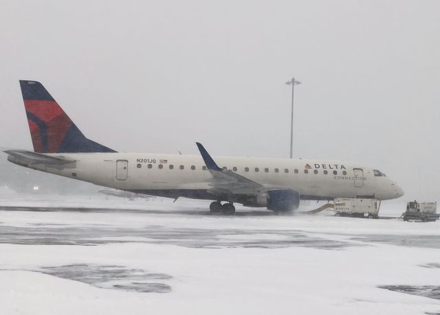 EMBRAER 175 (long wing) (N201JQ) - Thanks Meg