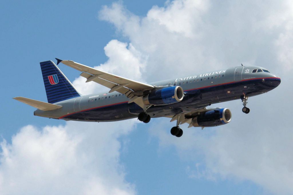 Airbus A320 (N455UA)