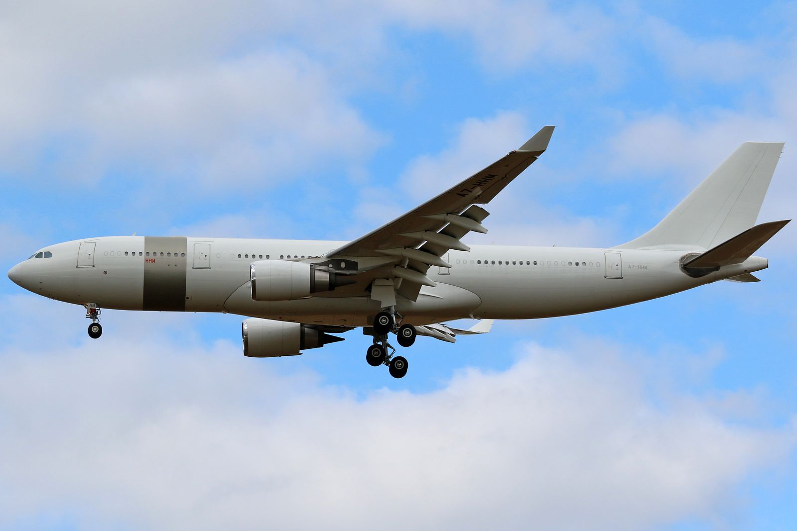 Airbus A330-200 (A7-HHM)