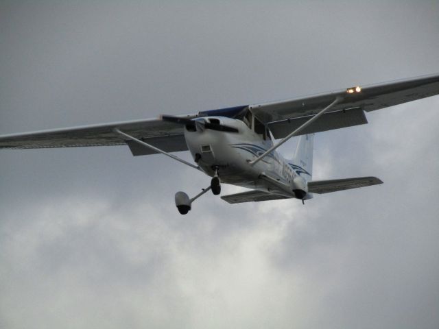 Cessna Skyhawk (N65647) - Landing RWY 24