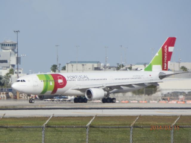 Airbus A330-200 (CS-TOL)