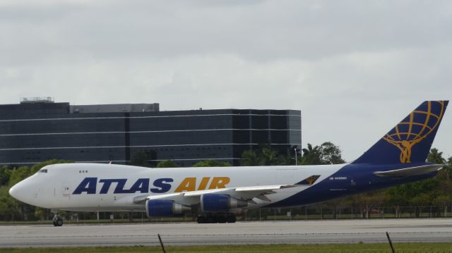 Boeing 747-400 (N496MC)