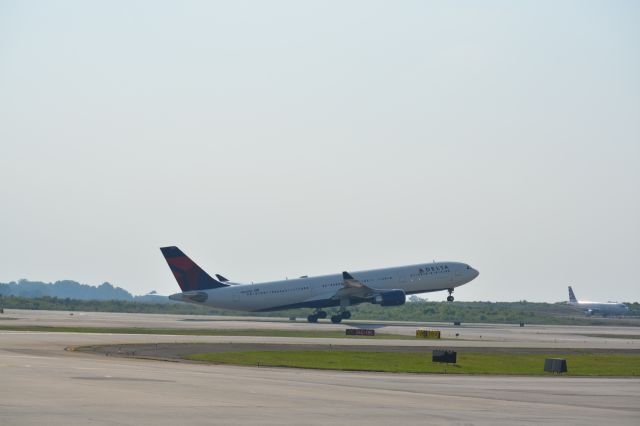 Airbus A330-300 (N826NW) - Diverted A330-300 from Madrid due to weather in ATL.