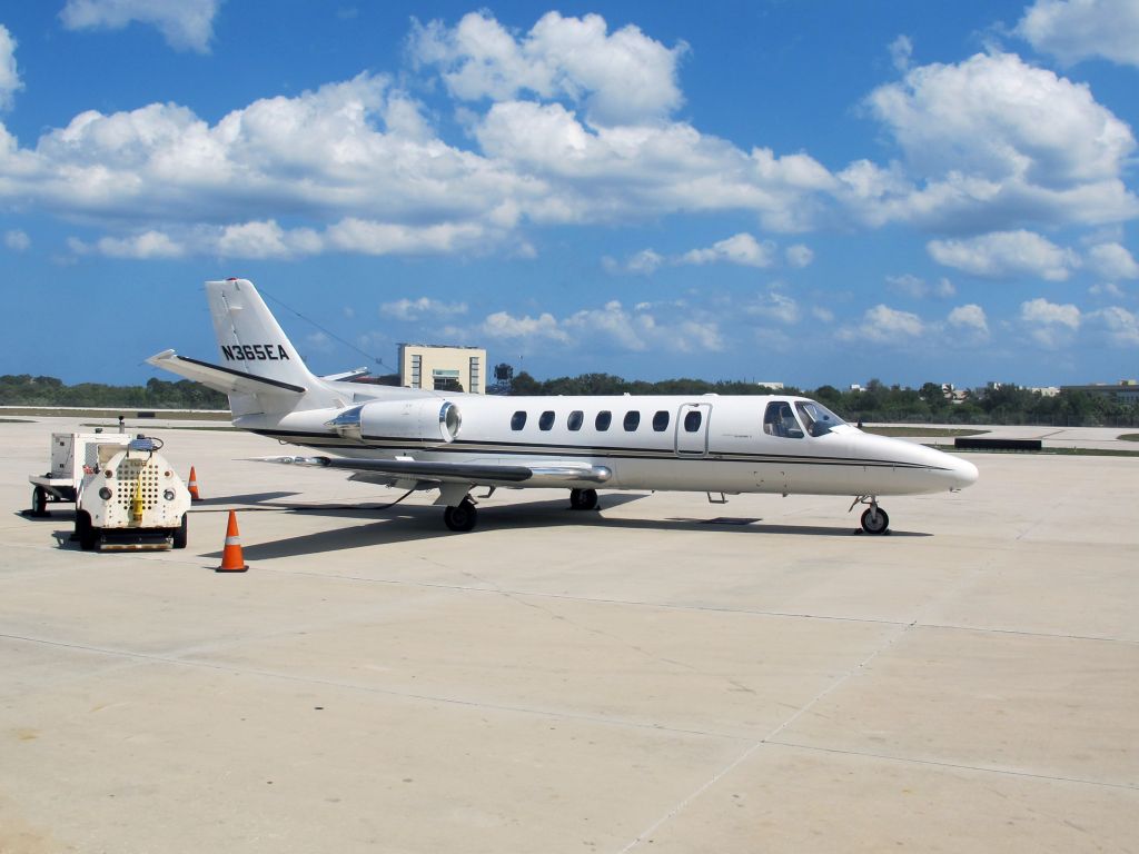 Cessna Citation V (N365EA) - GPU connected to run the air-conditioner.