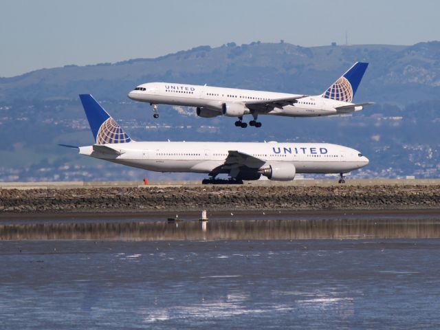 Boeing 777-200 (N785UA)