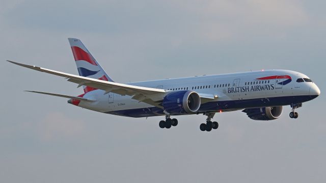 Boeing 787-8 (G-ZBJJ) - August 13, 2018 -- Speedbird 223 on approach to runway 31.