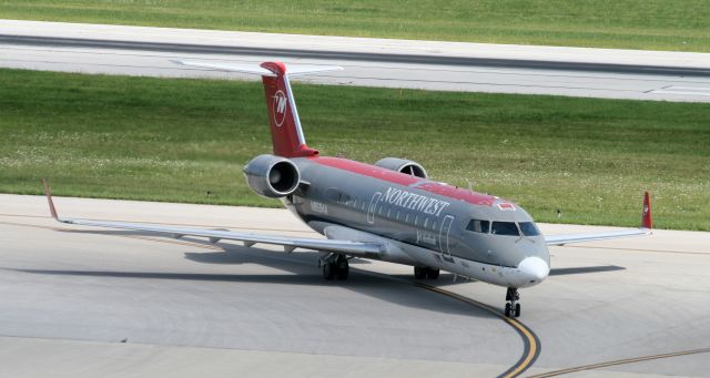 Canadair Regional Jet CRJ-200 (N8694A)