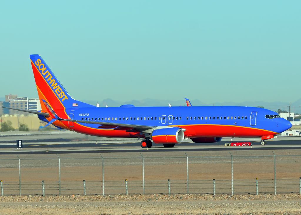 Boeing 737-800 (N8627B)