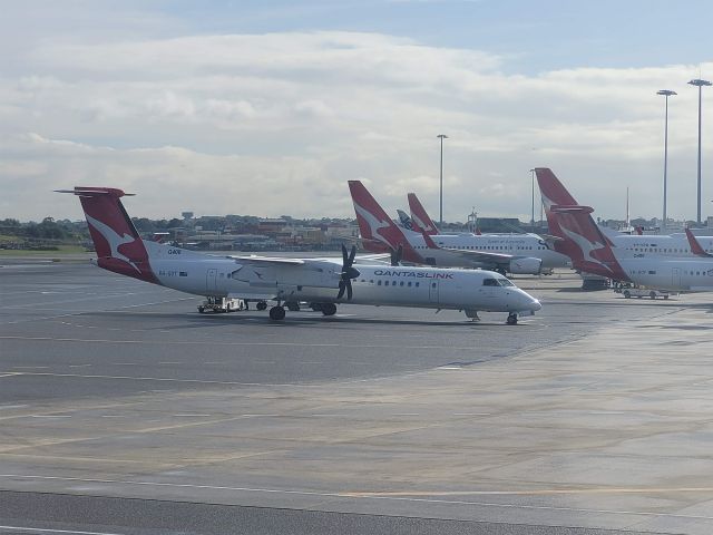 de Havilland Dash 8-400 (VH-QOT)