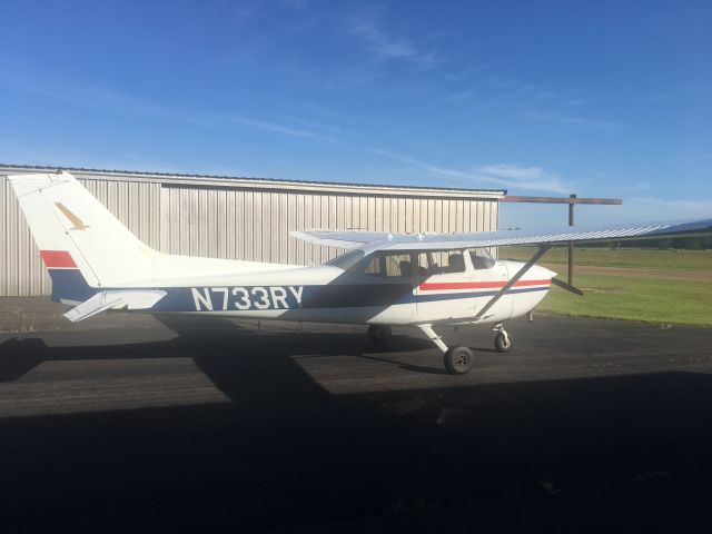 Cessna Skyhawk (N733RY) - Just pulled out of the hangar, preparing for a short hop to Madison, MS (KMBO) before continuing on to KJKA for the Memorial Day Weekend