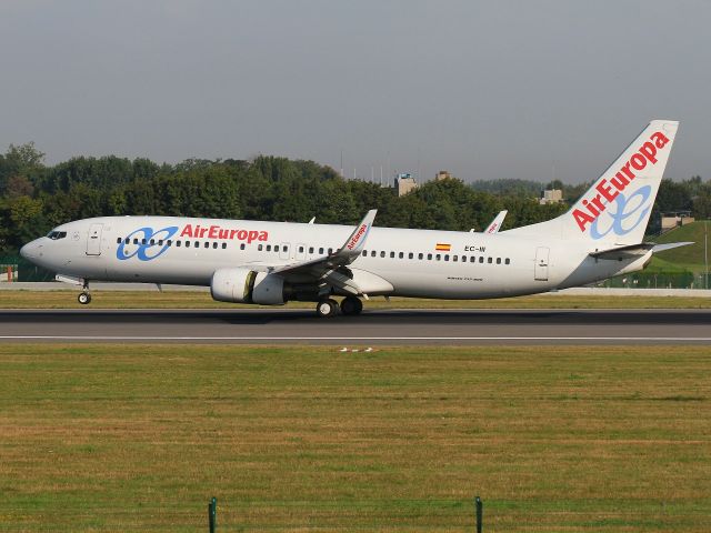 Boeing 737-800 (EC-III) - Passerelle spotter 07 R-25 L. From Madrid Barajas LEMD.