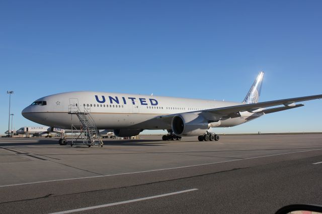 Boeing 777-200 (N768UA)