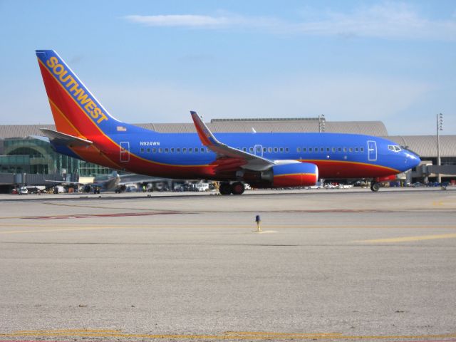 Boeing 737-700 (N924WN) - Holding on RWY 19R