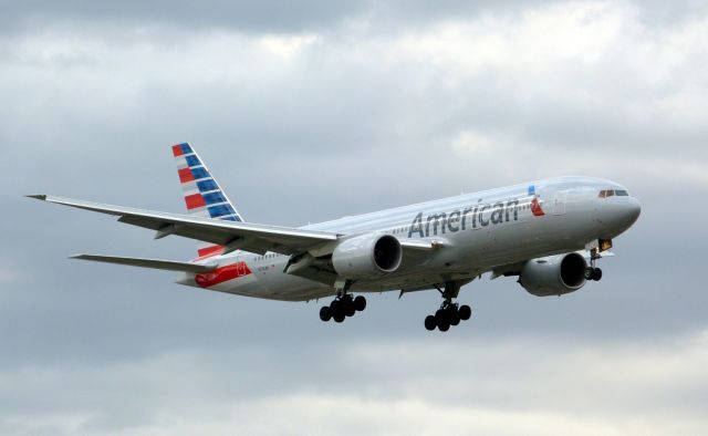 Boeing 777-200 (N776AN) - Primer arribo de un 772 repintado con el nuevo esquema de American