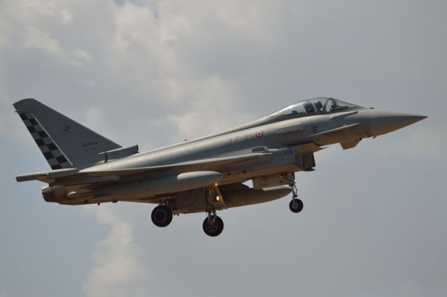 MM7331 — - Eurofighter of the Italian air force making joint maneuvers with the Spanish army f 18 dek