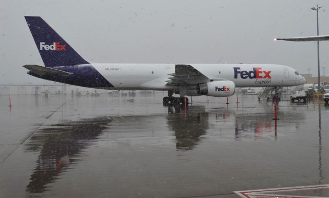 Boeing 757-200 (N964FD) - 757 with a reflection on the ground!!!!!!