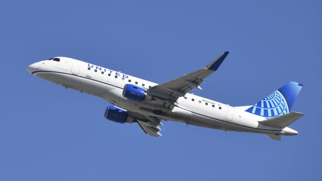 Embraer 175 (N605UX) - Departing lax on 25R