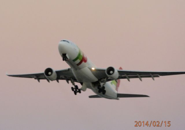 Airbus A330-200 (CS-TOJ)