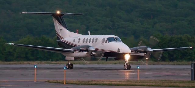 Beechcraft Super King Air 200 (N124WR)