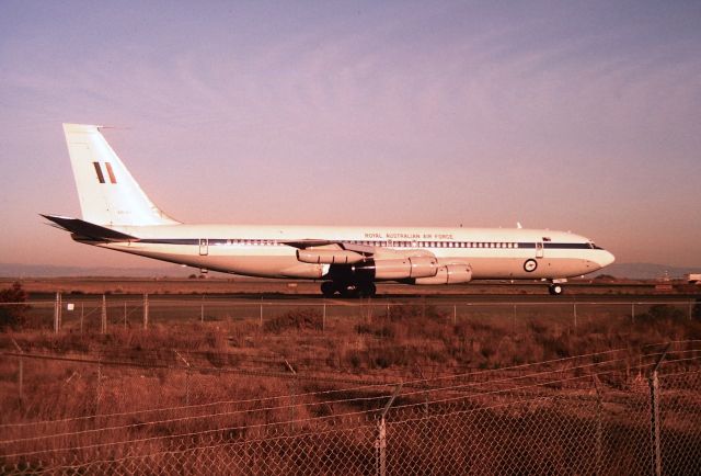 Boeing 707-300 (A20324) - KSFO - RAAF A20-324 on taxi to runway 1R at San Francisco. Boeing 707-300 series airframe. I think the pods below the wingtips are air to air refueling units. A google search did not turn up much info on A20-324. Photo date apprx fall 1993 -