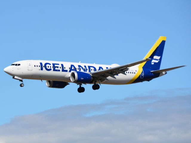 Boeing 737 MAX 8 (TF-ICJ) - Kystvejen RWY22L