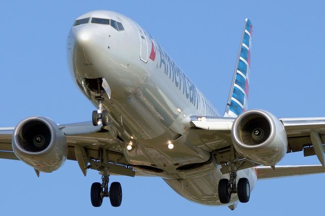 Boeing 737-800 (N932NN) - 12R approach.
