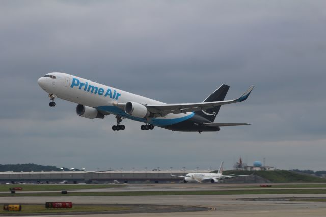 BOEING 767-300 (N641AZ)