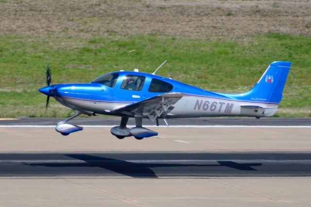 Cirrus SR-22 (N66TM)